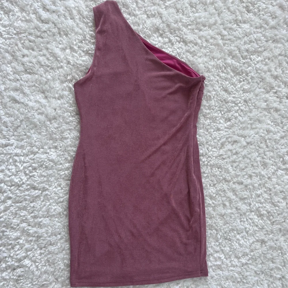 🆕💕 Revolve x MORE TO COME Gianna One Shoulder Dress Rose Pink - Size M - Picture 6 of 11